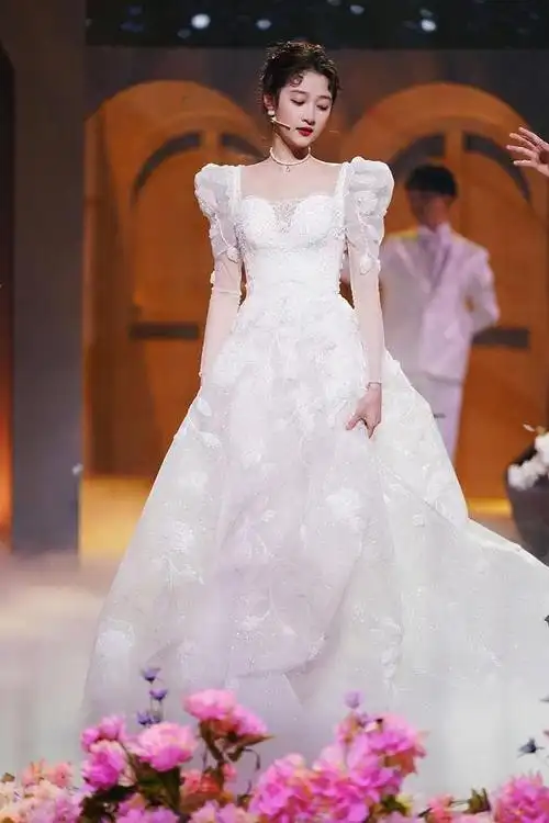 关晓彤王牌7穿白纱裙似预演婚礼造型可塑性超强