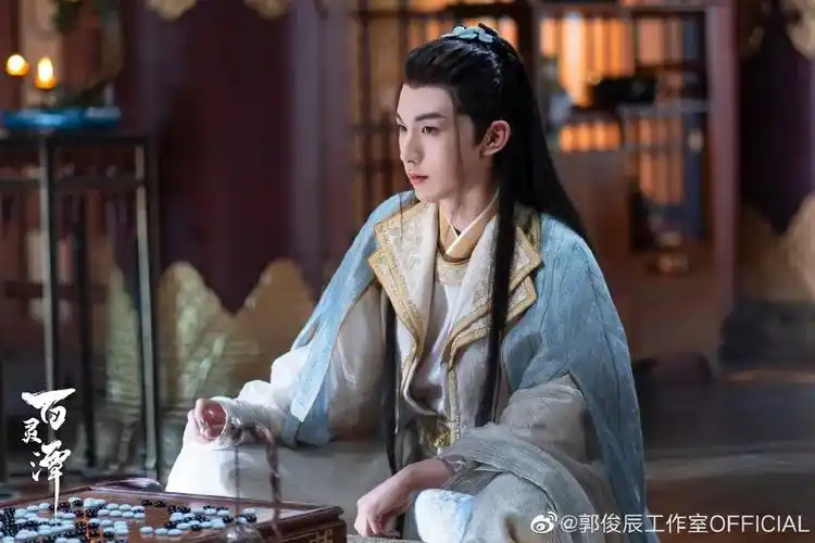 《百灵潭》的故事背景偏神话,郭俊辰扮演的男主"春妖",本是看守在忘川