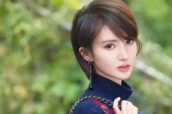 原创邓伦金晨分手四年后首同框女方获奖男方表情冷静宛若陌生人