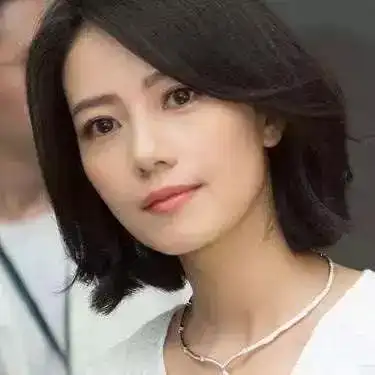 还有高圆圆,长发的时候也很好看,但是短发就知性,灵一点.