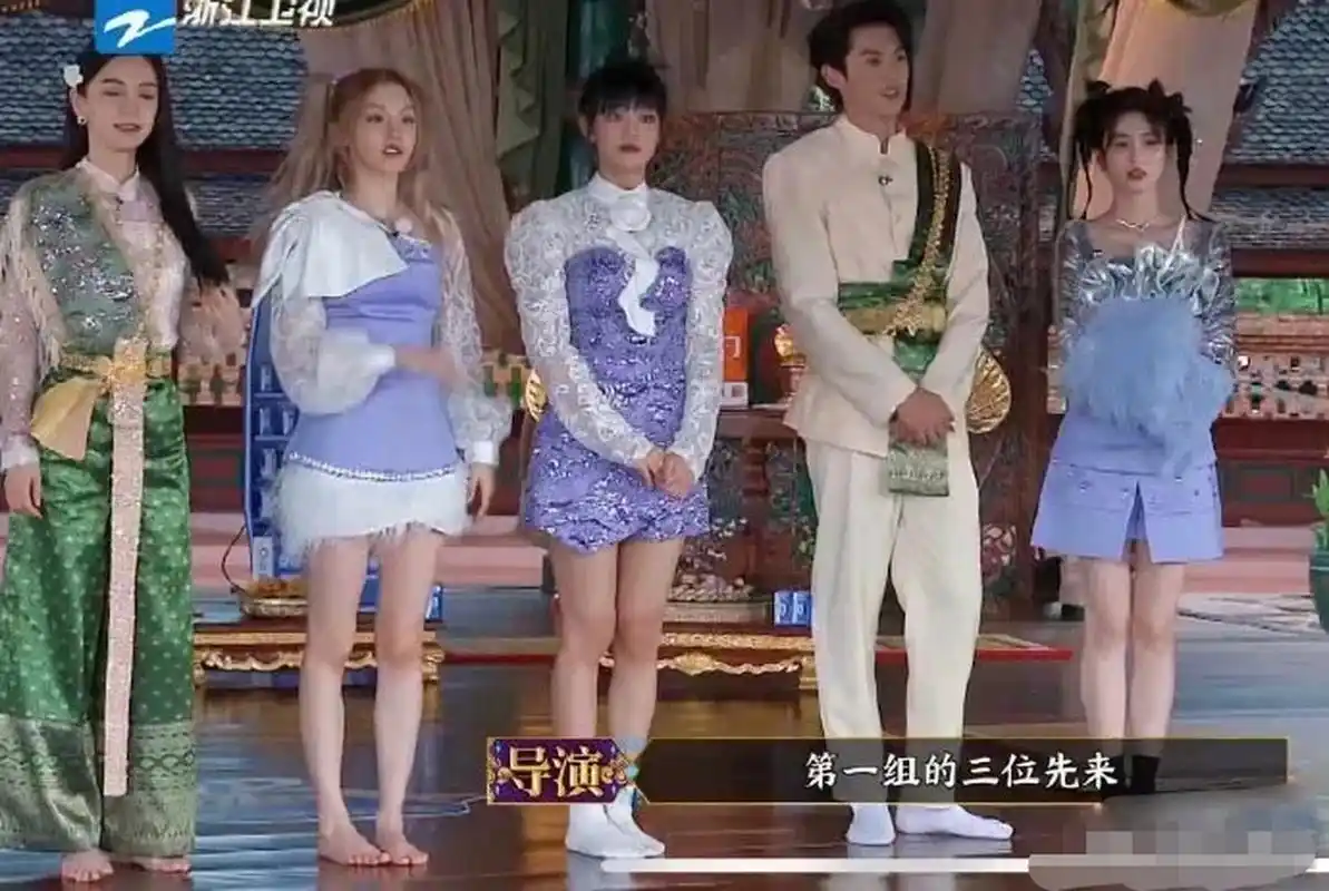 奔跑吧泰国篇,这次大家都光脚站着,网友们又讨论起baby的身高.