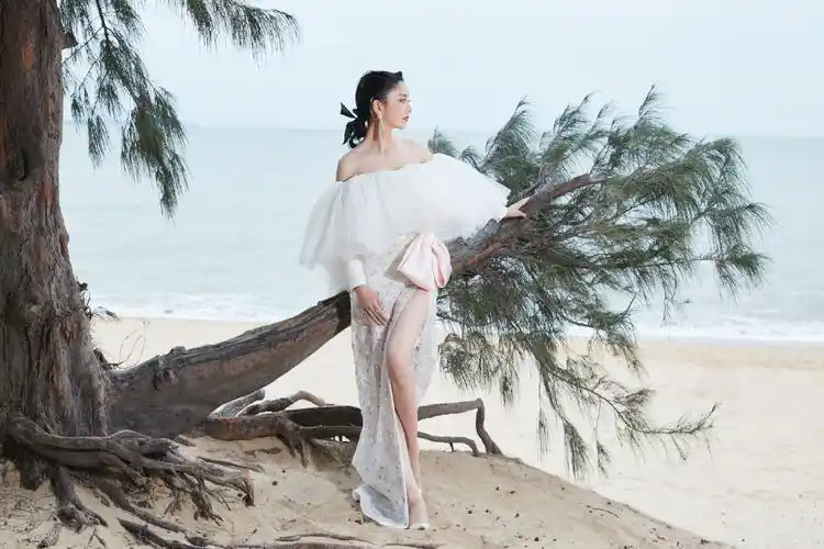 行走于海边沙滩,宛如白天鹅临风起舞,佟丽娅全新写真,一袭白裙,飘逸