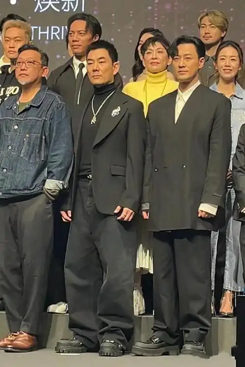 陈思诚等人参加寰亚电影活动,现场咖位明显,第一排有酒其它没有|林峰