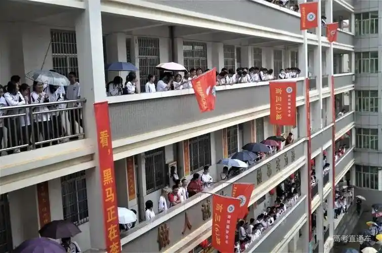 们提前感受高考氛围,5月20日晚,泉州六中举行了2022年高考"喊楼"活动