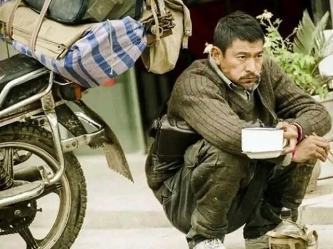 2015年,刘德华在拍摄《失孤icon》时,蹲在地上吃饭.