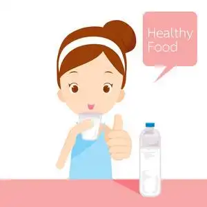 可爱的小女孩喝水照片