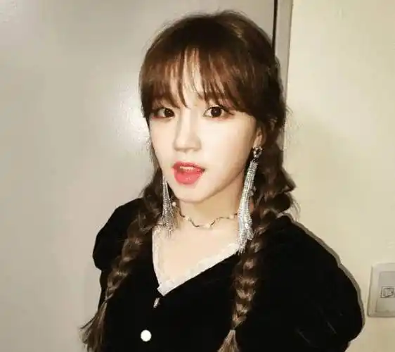 还记得《跑男》中的宋雨琦吗?如今穿上"韩服",比baby还美