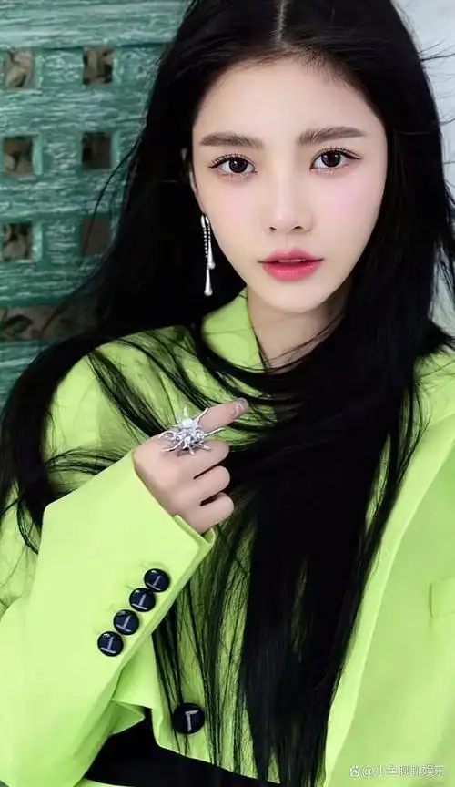 其实王灿经常在社交平台晒出自己的各种写真或者杂志硬照,而且每次都