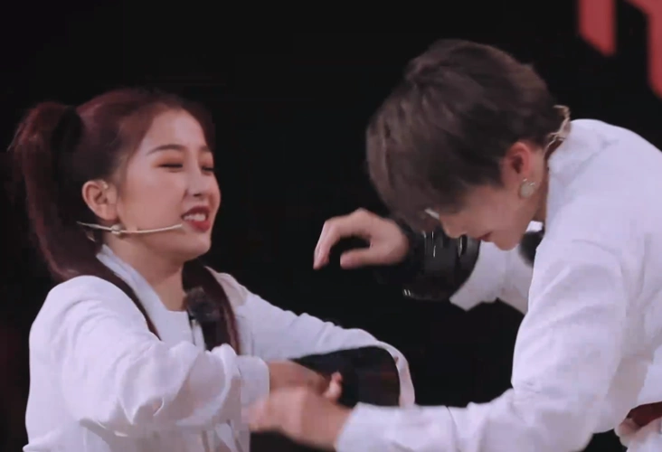 虞书欣"网"住刘雨昕,谁留意两个人的悄悄话?这对cp我锁了