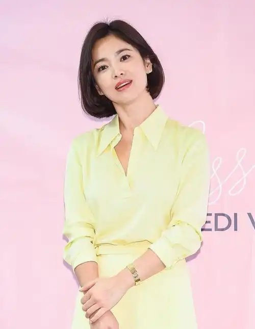 宋慧乔弄个波波头配小黄裙又减龄又撩人网友手上的是婚戒吗