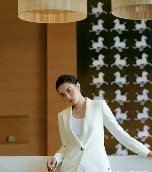 宋佳对自己身材真狠,嫌连衣裙不够紧,还要用腰带勒起来_时尚_造型