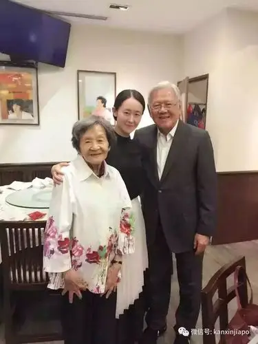 巫漪丽与不少新加坡音乐人之间的合照,空留后人怀念.