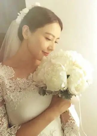 高圆圆嫁了复古婚纱上演甜蜜大秀