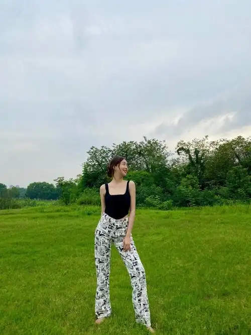 抹胸t恤搭配白色拼接工装裤,满屏都是亮点