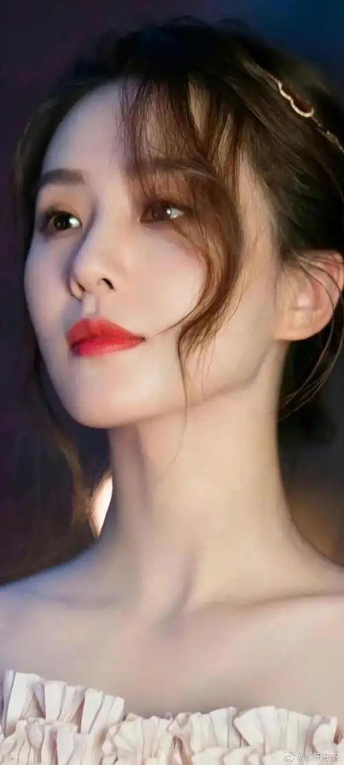 刘诗诗身穿蛋糕裙,美得像仙女下凡一般令人惊艳.