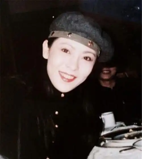 向太陈岚年轻时做模特写真集曝光?那么她为何要躲避向华强一年?