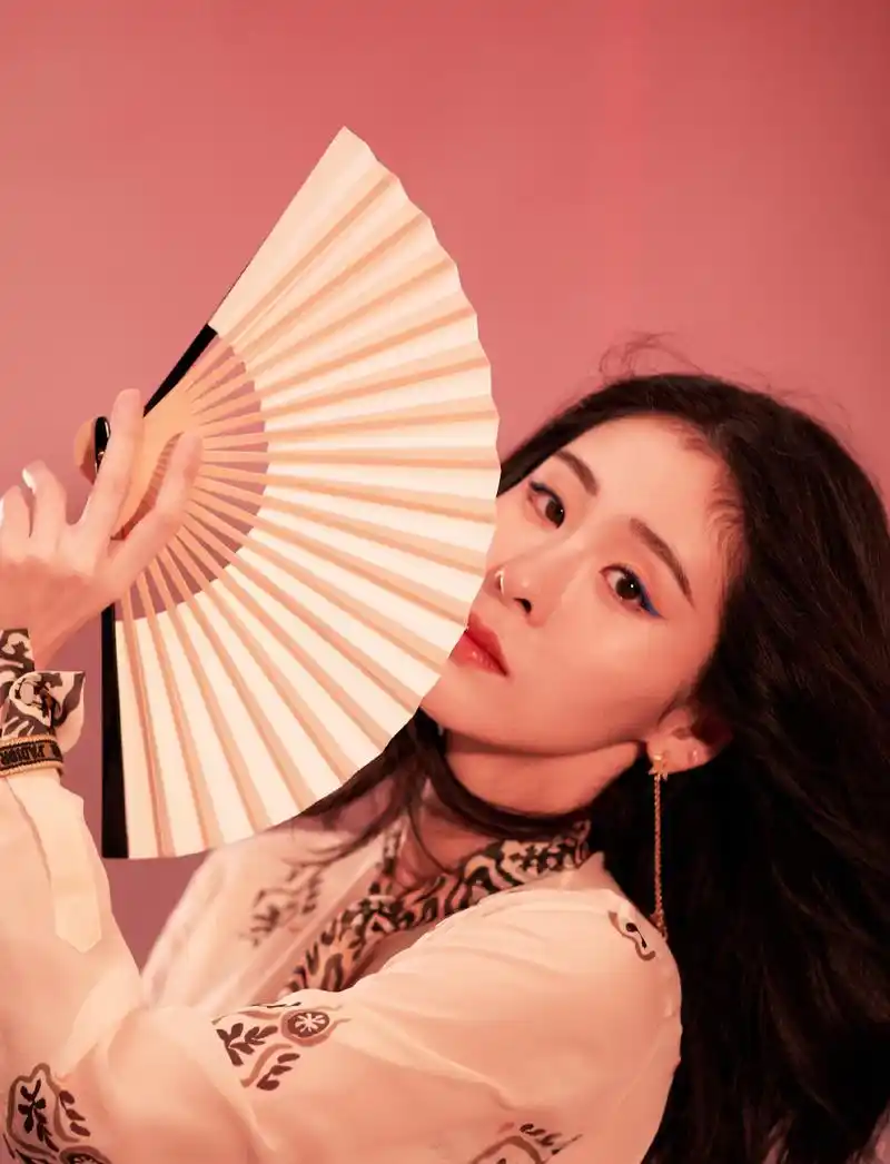 女歌手张碧晨粉色甜蜜时尚写真