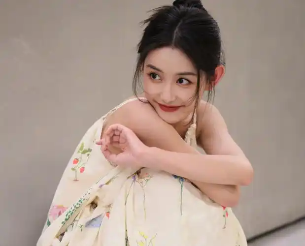 蒋依依前公司回应提到17位艺人被约谈,杨幂在列被群嘲