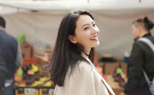 高圆圆漫步伦敦街头拍大片 甜笑回眸太迷人