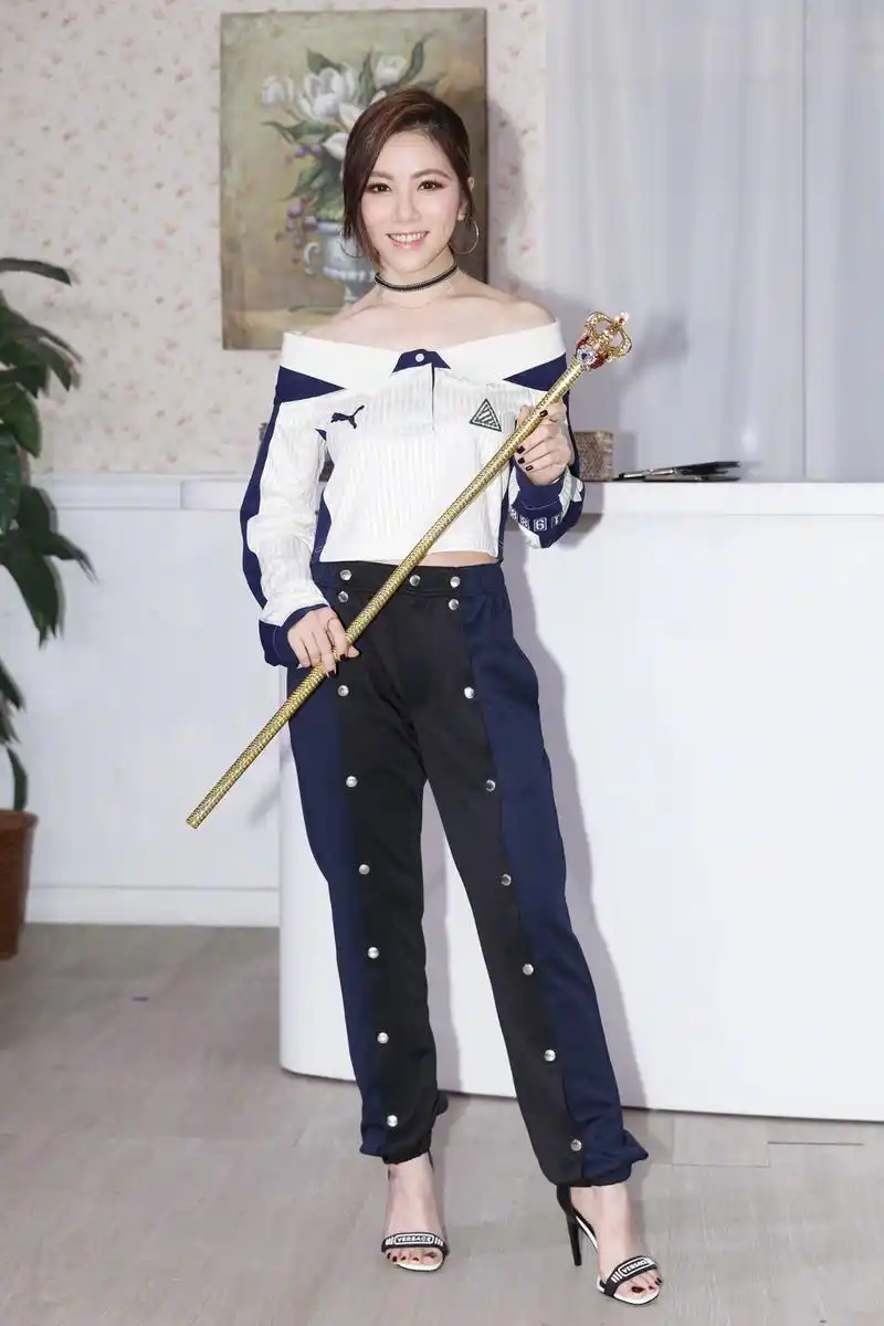 瘦下来邓紫棋也太美了!再次挑战皮裤帅到爆,终于摆脱了大象腿