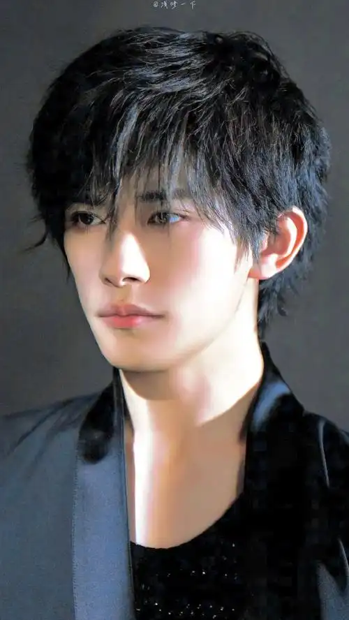 易烊千玺elle3月刊封面