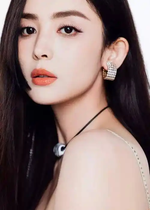 古力娜扎公主切发型搭配齐胸连衣裙,又御又辣,网友:曲线太婀娜了_造型