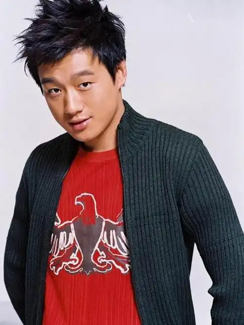 他也凭借多部收视口碑双丰收的电视剧奠定了自己娱乐圈一线男演员的