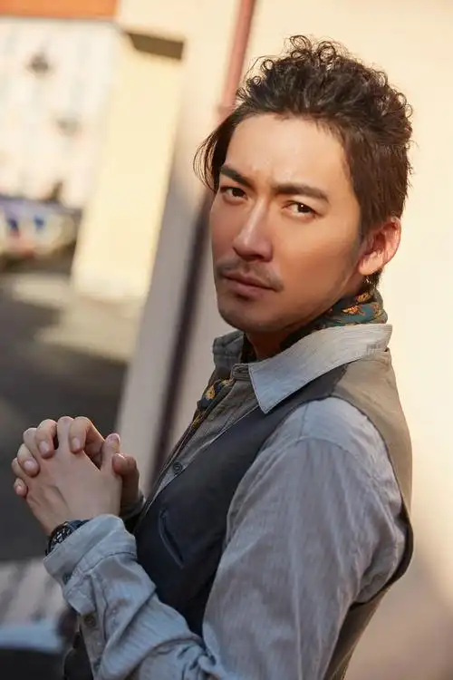 张博时尚街拍曝光随性儒雅化身气质男神