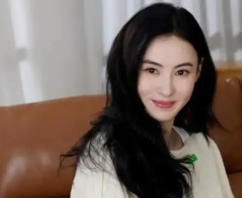 王菲谢霆锋机场牵手,默契又深情,真是"兜兜转转还是你"