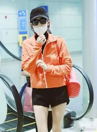 古力娜扎这身薄纱裙现身机场网友还以为是哪位阿姨呢