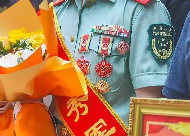 "全军优秀军士",喜报送到家!_王雪_武警四川总队_家乡