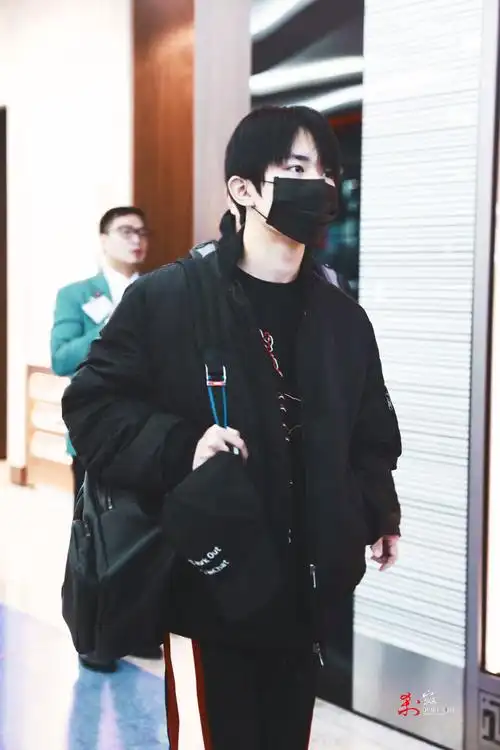 易烊千玺新闻171024千玺起飞归国一身黑色休闲装扮保暖指数高