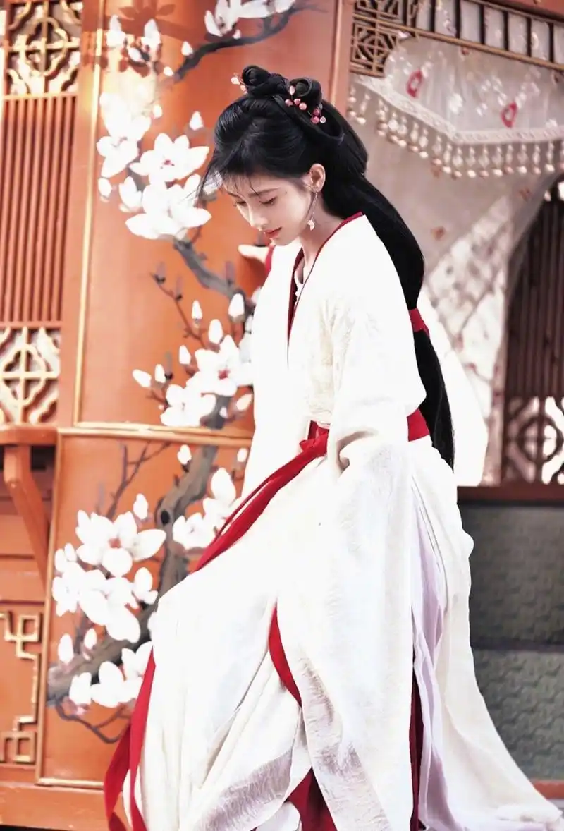 鞠婧祎520放新剧《花间令》妆造,有一说一白衣红边的汉服真的好好看.