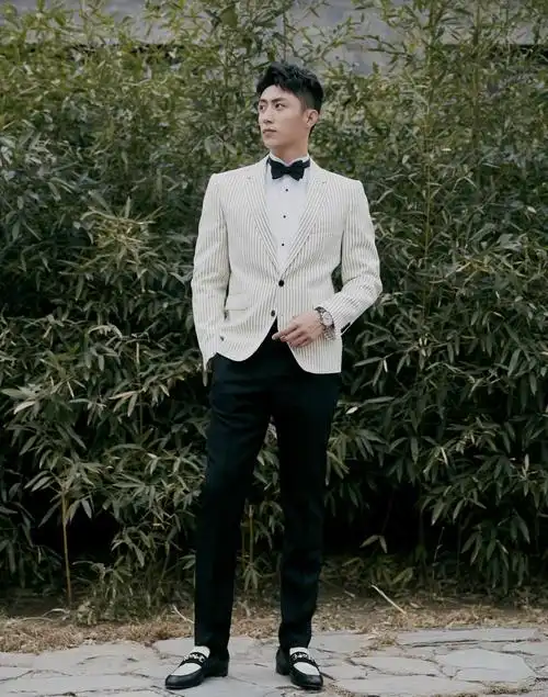 黄景瑜白色条纹西装