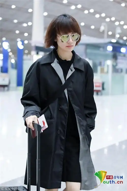 2018年9月19日,北京,袁泉现身机场前往2019春夏米兰时装周.