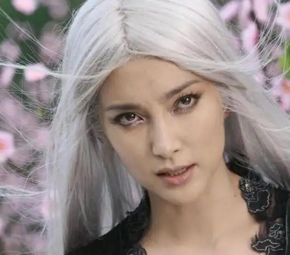 和她在同一部电影中打得难解难分的刘亦菲,也有不少白发的尝试.