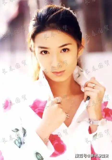 照片中的黄奕一头长发,身穿花上衣,五官清秀清纯甜美,似邻家女孩一样