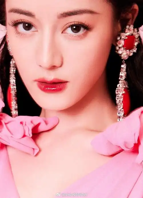 迪丽热巴粉红芭比可爱暴击举手投足间洋溢活力与个性