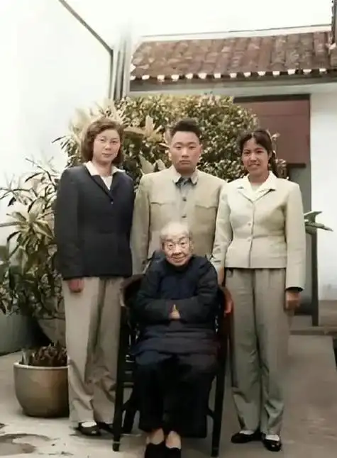 90年代,刘思齐和丈夫杨茂之,以及4个儿女,一张罕见的全家福!