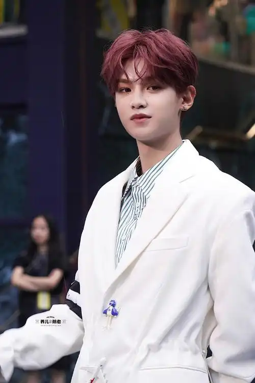 黄明昊格纹红裙造型#20210708 lv漂亮的英伦小雀斑@jjjustin0219拘揶