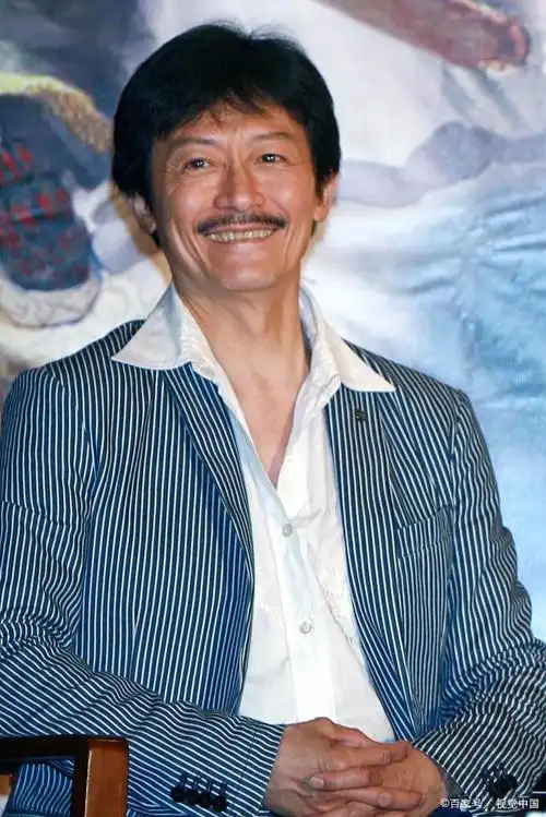 他是成龙,洪金宝等人的师兄弟之一,也是"七小福"的成员之一.