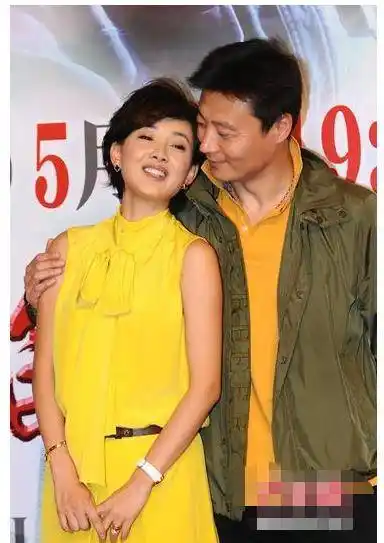 原创牛莉晒照意外曝光豪宅眼睛故意瞪大像铜铃称健身为讨老公喜欢