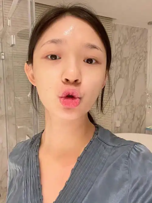 在各种平台公开给大家分享一些变美小技巧,也大方晒出自己的素颜照,而