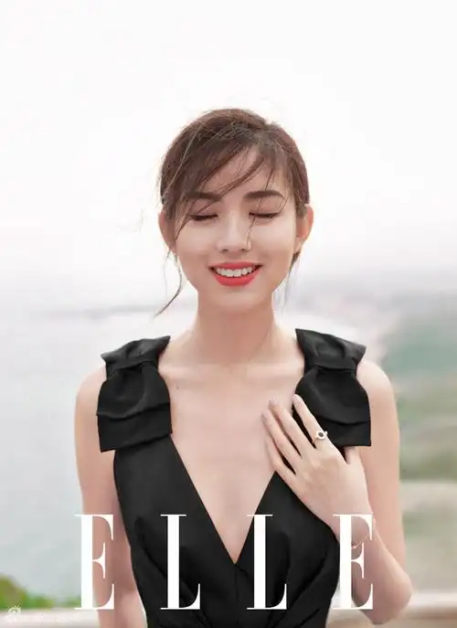 张梓琳海边大片风情万种 长发披肩显妩媚动人