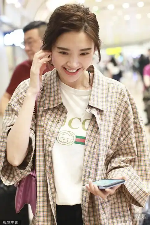 唐艺昕小揪揪脏辫新造型飒气十足