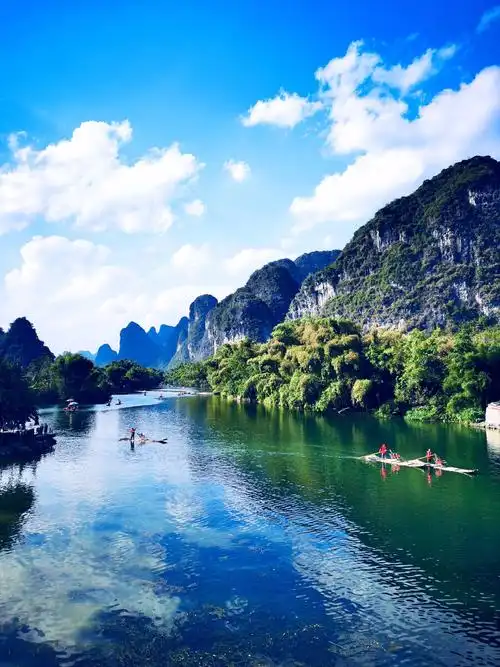 桂林山水蓝天白云碧水美景