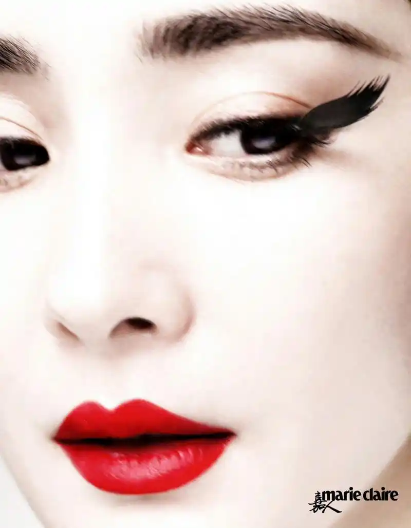 杨幂羽毛睫毛##杨幂黑天鹅妆造# 我说姐的美无上限吧!