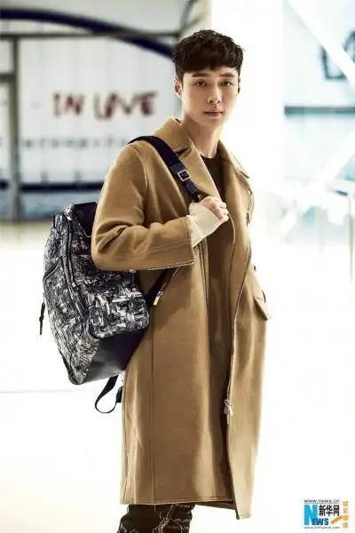 禁欲系男神张艺兴 长款大衣显骑士风情