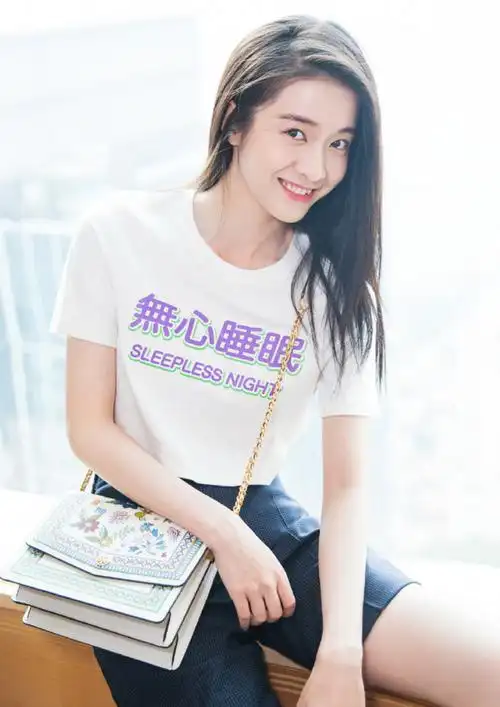 张雪迎挎包美成画,穿白t引人注意,"无心睡眠"四个字太惹眼!