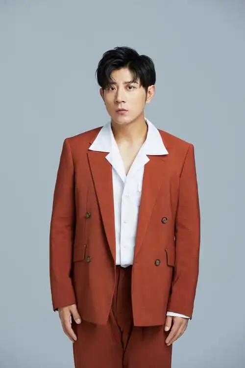 高晓攀休闲风帅气写真图片